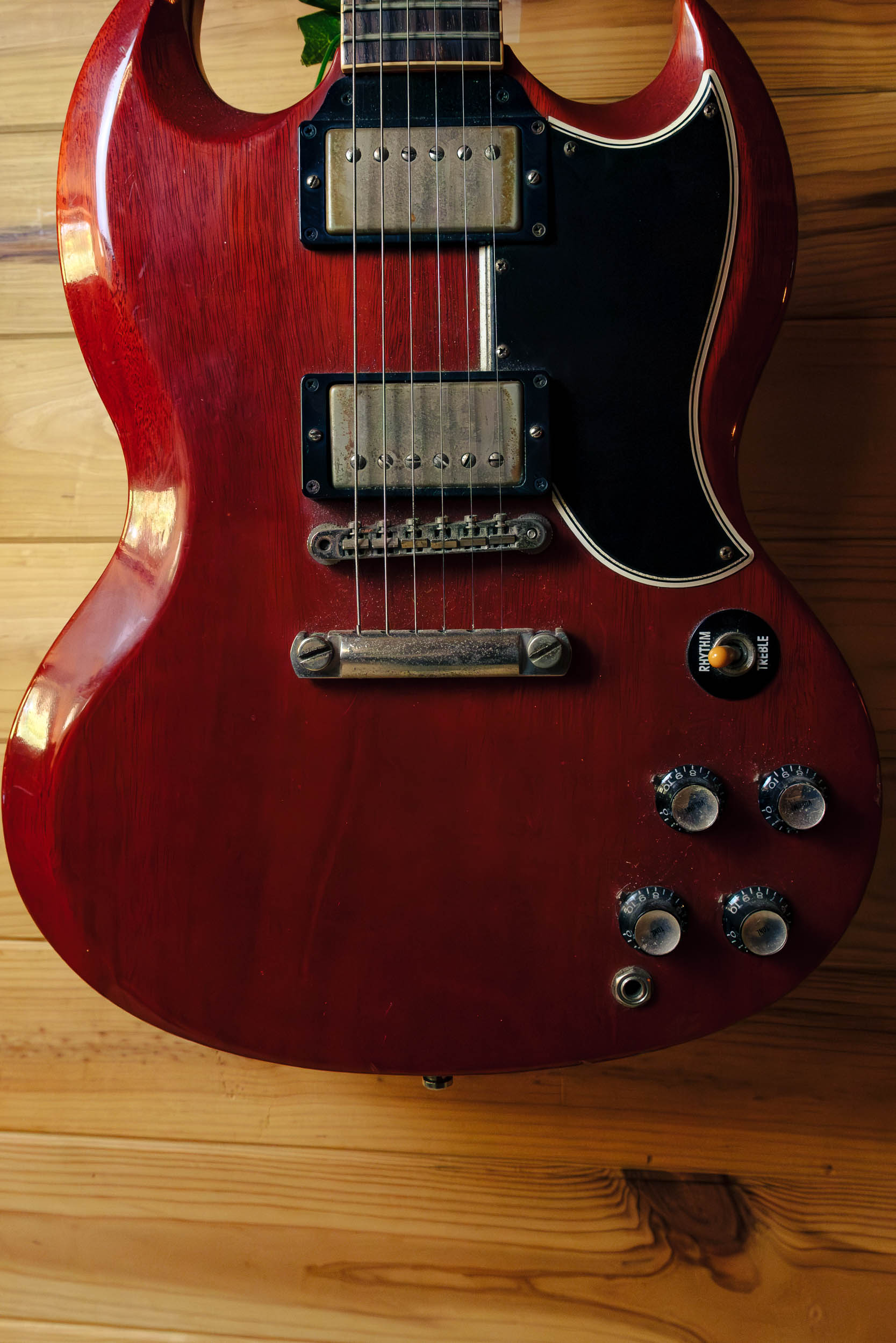 Corps de Gibson SG cerise en gros plan
